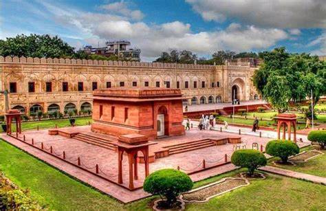 tomb of iqbal